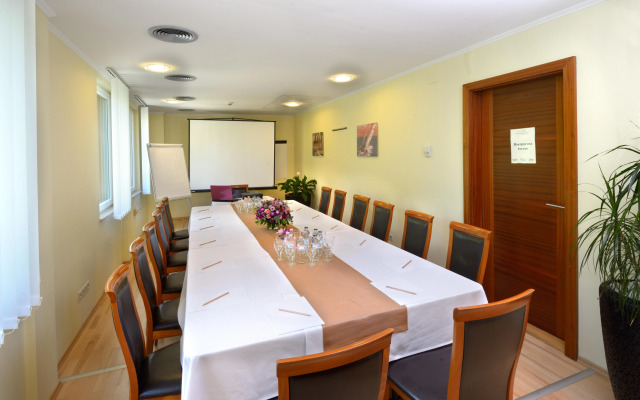 Holiday Beach Budapest Wellness & Conference Hotel