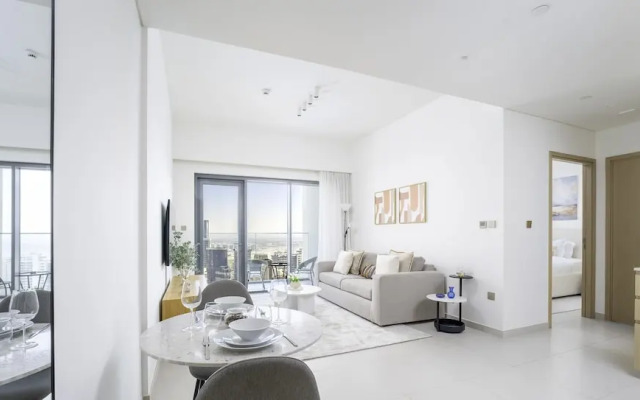 Sleek 1BR in Burj Royale with Canal View