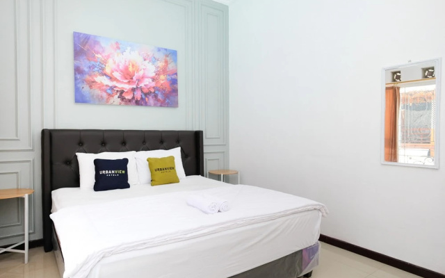 Urbanview Golden Barbie near Jawa Timur Park 2 – Guest Rooms – Batu