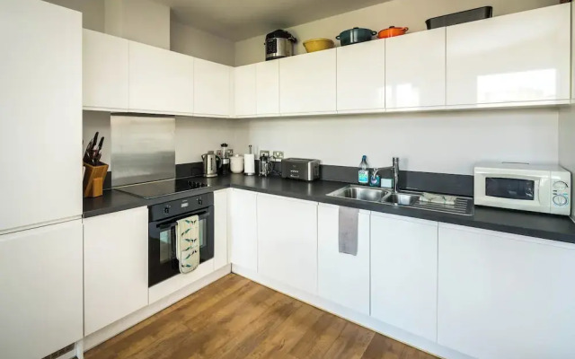Shiny &amp; Comfy stay with Underground links nearby!