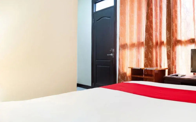 OYO 153 Monclaire Suites