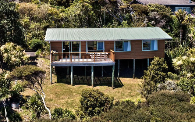 Seaview, Sun and Surf - Piha Holiday Home