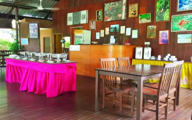 Sukau Backpackers B&B