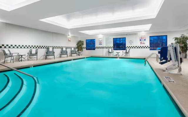 Holiday Inn Hotel & Suites Raleigh-Cary I-40 @Walnut St