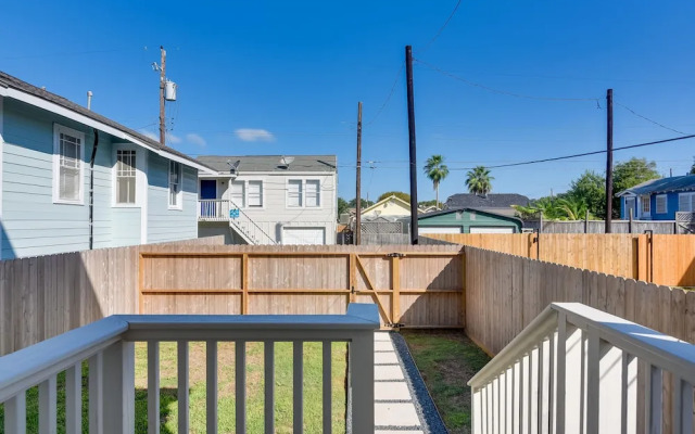 Upscale Home w/ 2 Balconies in Galveston!