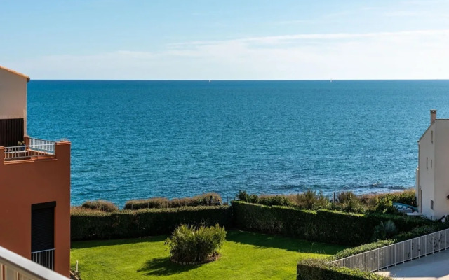 Sunny Apartment by the Sea