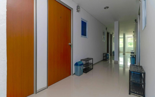 RedDoorz Plus Near Kepri Mall