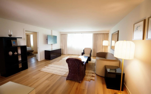 Luxe Sunset Boulevard Hotel