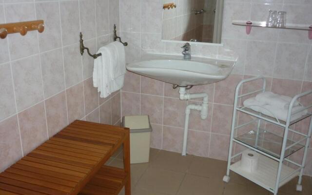 Hôtel Les Voisins Beaucemaine