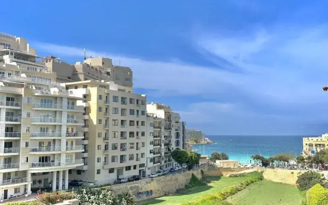 Follow the Sun Boutique Hostel - Pool, Breakfast & Sea Views