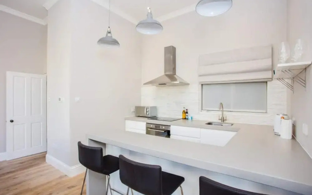 Modern & Spacious 1 Bedroom Apartment in London