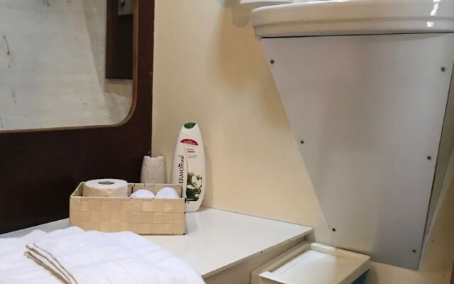 Boat, Sleep & Tours EHoa