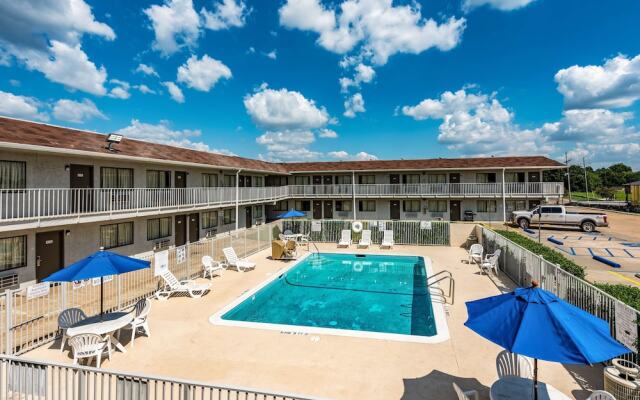 Studio 6 Monroe, LA - Hwy 165