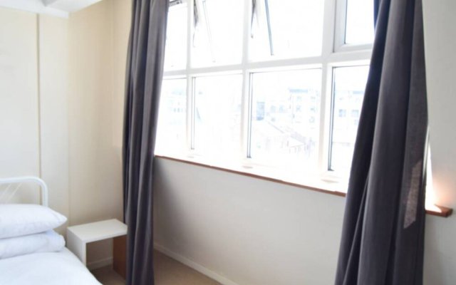 2 Bedroom Flat Near The River Thames