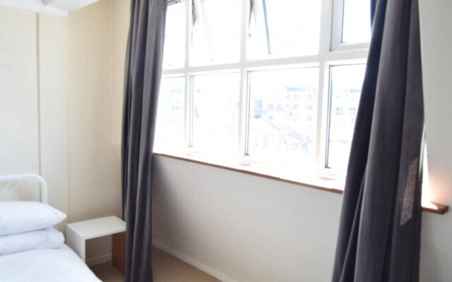 2 Bedroom Flat Near The River Thames