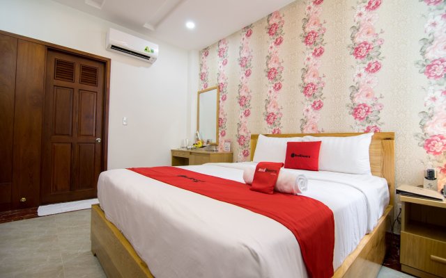 RedDoorz Plus near Tan Son Nhat Airport 2