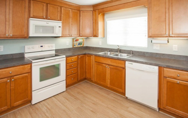 Hang Ten - 10 Br Home