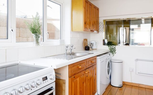 Sunny Seafront Chalet - Sleeps 6