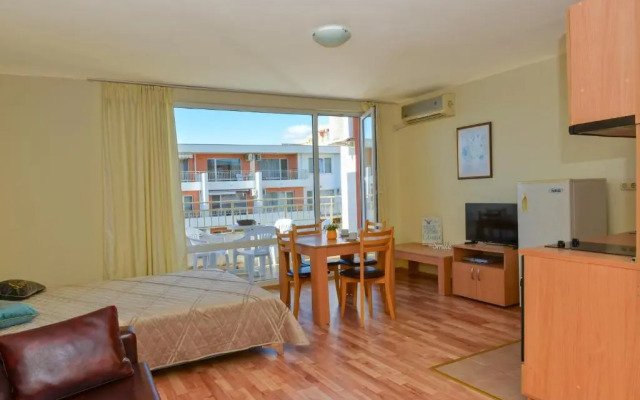 Crown Fort Club Apartment