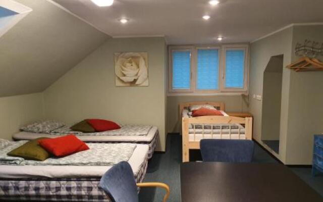 Freedom65 Hostel And Caravan