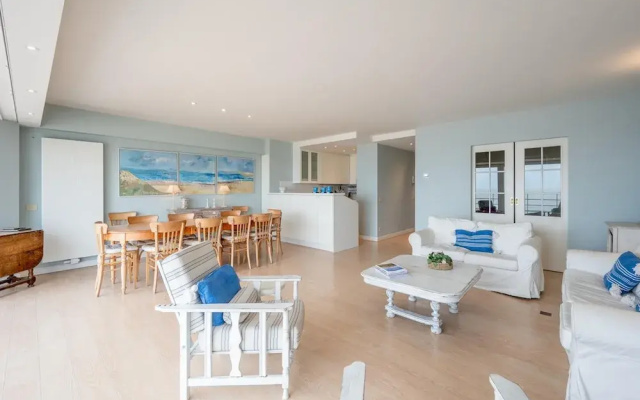 Spacious 9-guest Knokke Apt