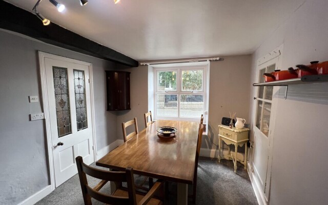 Traditional 3-bed Cottage, Log Burner & Sea Views!