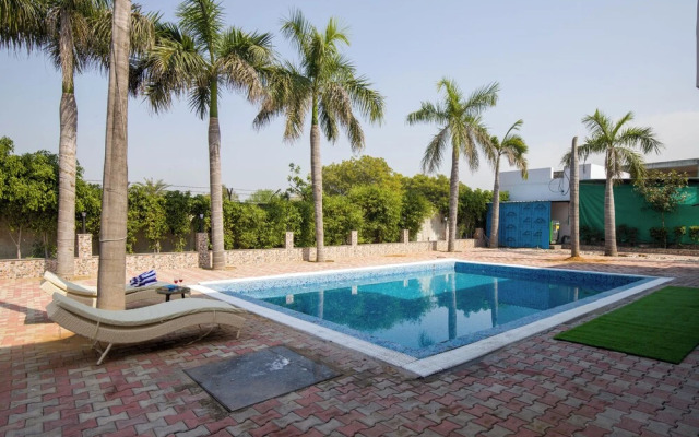 ELIVAAS Ivory Estate Pet-friendly Farm