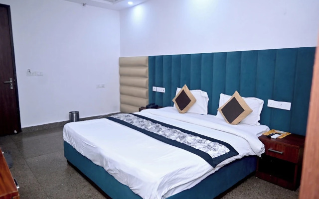 Hotel Golden By Admire Stay