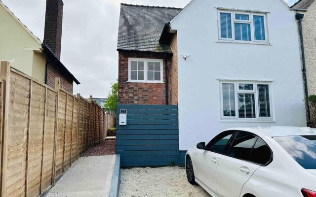 Charming 3-bed Home Minutes From City Centre