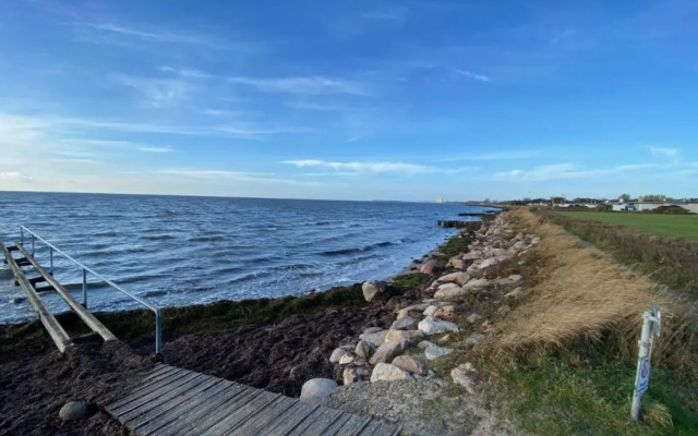 Coastal Comfort With Garden