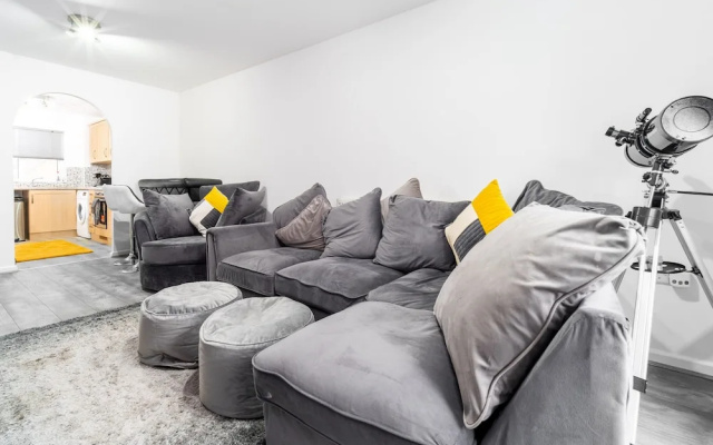 Stunning 2-bed Apartment in Tipton Sleeps 3