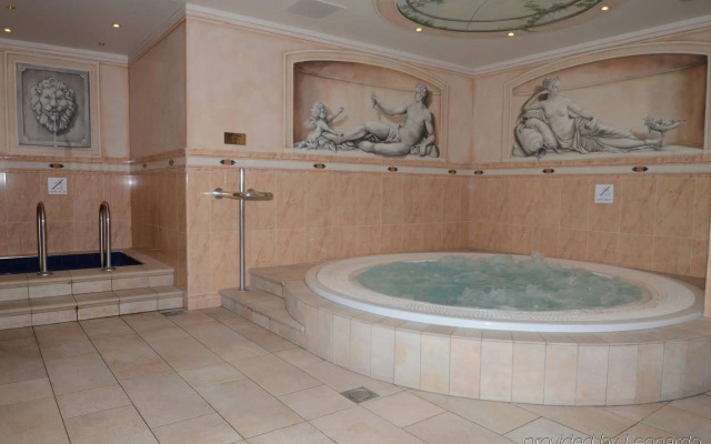 Fletcher Familiehotel De Hunzebergen