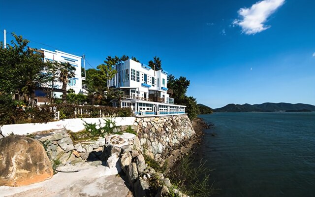 Yeosu White Village Pension