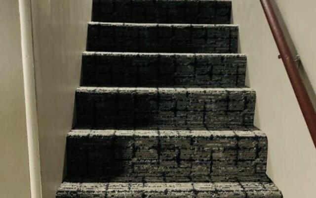 Hometowne Inn & Suites