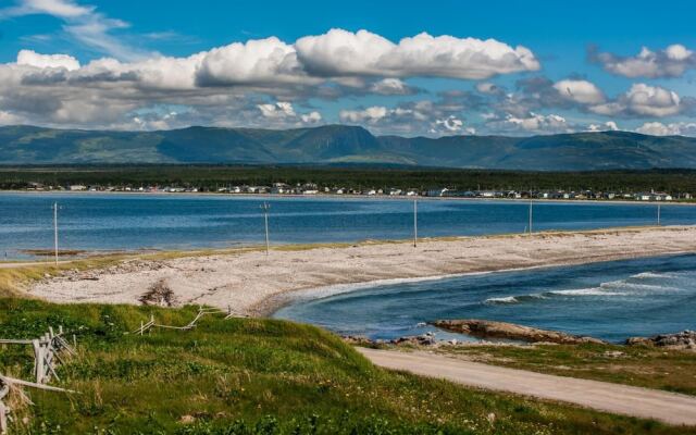 Shallow Bay Motel & Cabins