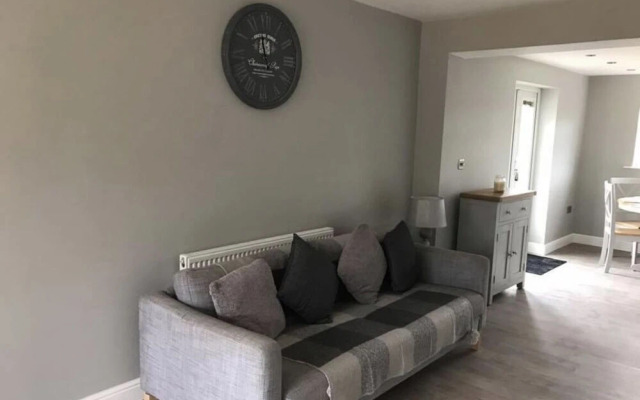 Pet-friendly - 2 Bedrooms Bungalow hot tub Parking