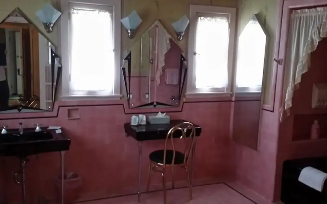 Chestnut Charm Bed & Breakfast