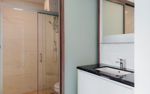 Fully Furnished with Cozy Design 2BR at Sky House BSD Apartment – Bathroom – Legok