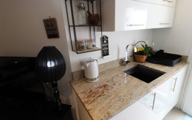 Beautiful Cosy 1 Bedroom Basement Apartment
