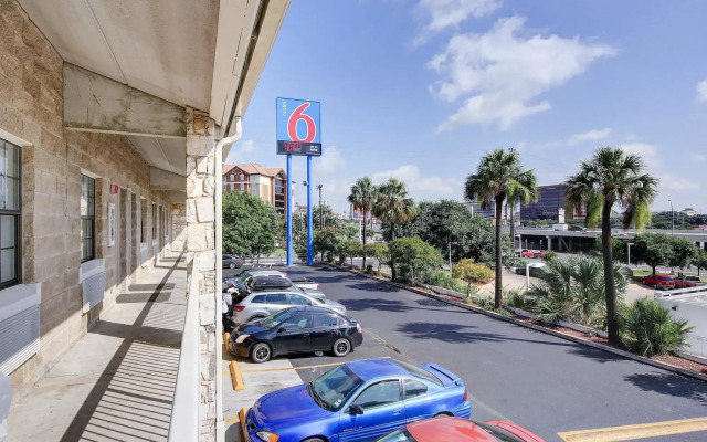 Motel 6 San Antonio, TX - Northwest Medical Center