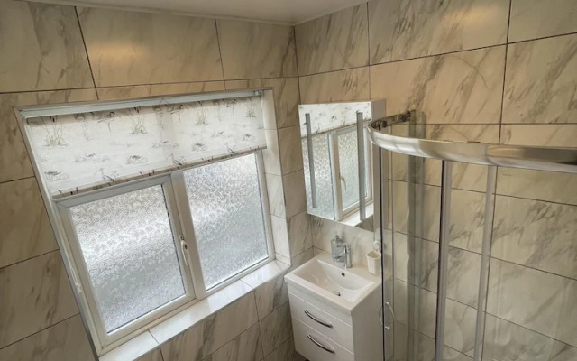 Spacious one Bedroom Apartment With Free Parking