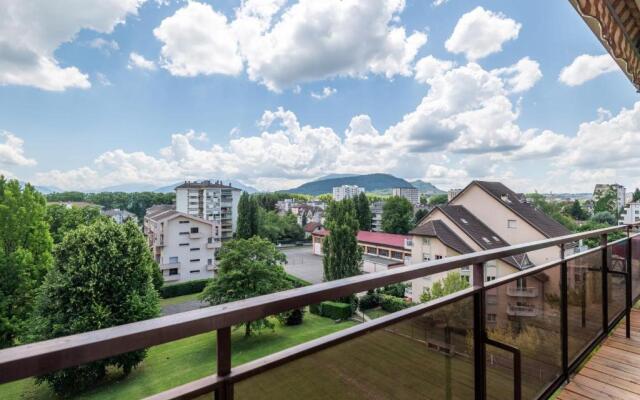 Spacious T3 apartment with a balcony near the old town