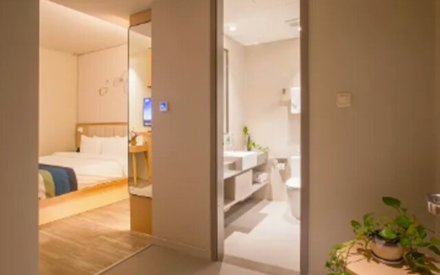 Home Inn Plus (Kunming Tongde Square Wanhong Road)