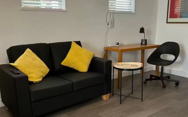 Stunning 1BR Apt in Central Cheltenham