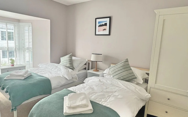 Charming 3 Bed Townhouse Near Llanddwyn Beach