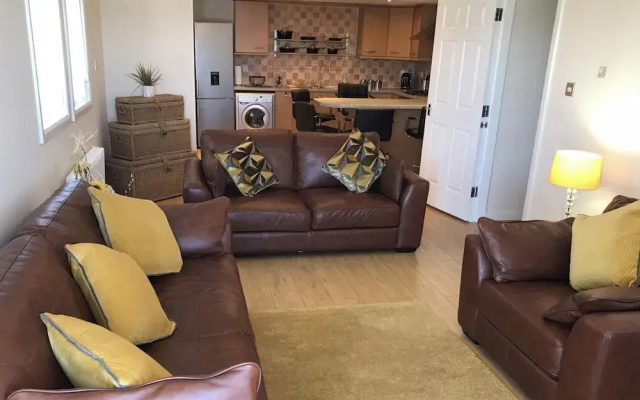 3-bed Apartment - Sleeps 6 - Parking, Wifi, Pets