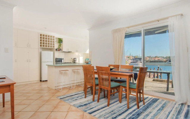 Waters Edge Apartment with Jetty