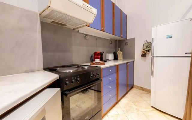 Ideal 4 bdr Apartment in Plaka for 10