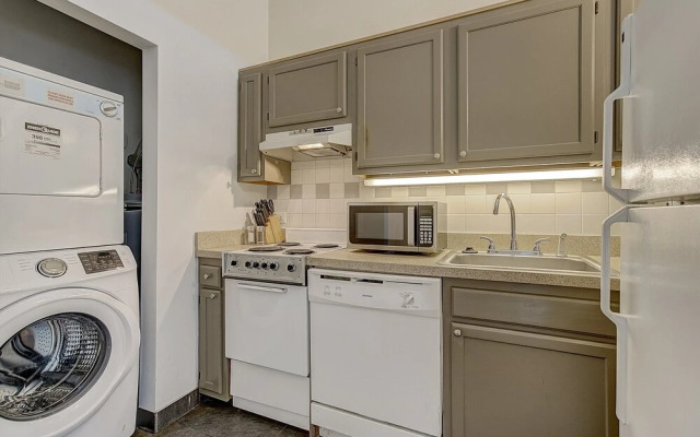 FRONTDESK The Cosmopolitan Apts Philadelphia