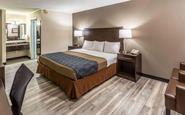 Econo Lodge Inn & Suites Newton